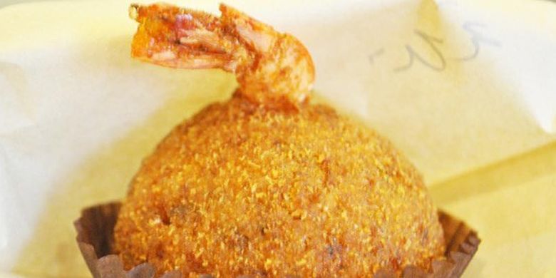 Kroket kinsachi ebi furiya dengan rasa khas Jepang di Toko arancini NAGOYA. Kroket ini memiliki ciri khas ekor udang yang keluar dari dalam kroket.