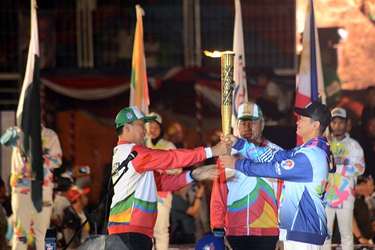 Menpora Imam Nahrawi menyerahkan Api Obor Asian Para Games 2018 dari Kota Ternate, Maluku Utara ke Ketua panitia Asian Para Games 2018 (INAPGOC) Raja Sapta Oktohari, Minggu (9/9/2018)