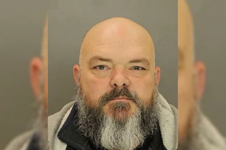 Bradley Bower. Pria di Pennsylvania, AS, yang ditangkap setelah mencekik pegawai kasir karena marah keripiknya dibanting.