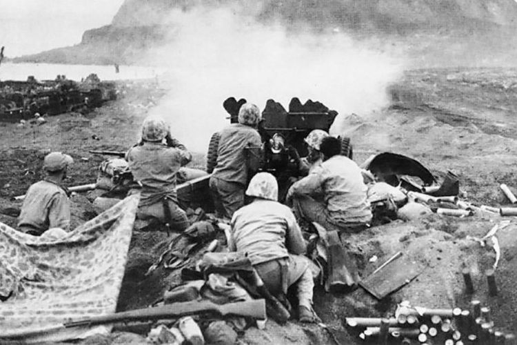 Pasukan AS mengarahkan meriam 37 milimeter ke arah pertahanan tentara Jepang yang mempertahankan Pulau Iwo Jima.