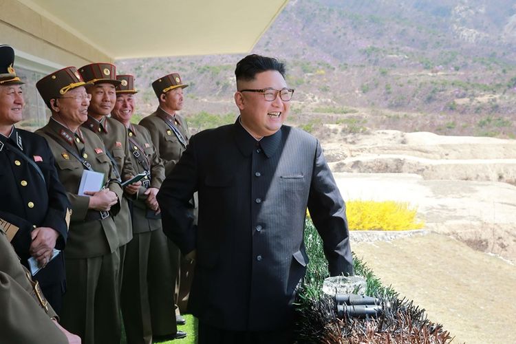 Pemimpin Korea Utara Kim Jong Un didampingi para perwira militer menyaksikan latihan pasukan khusus negeri itu.