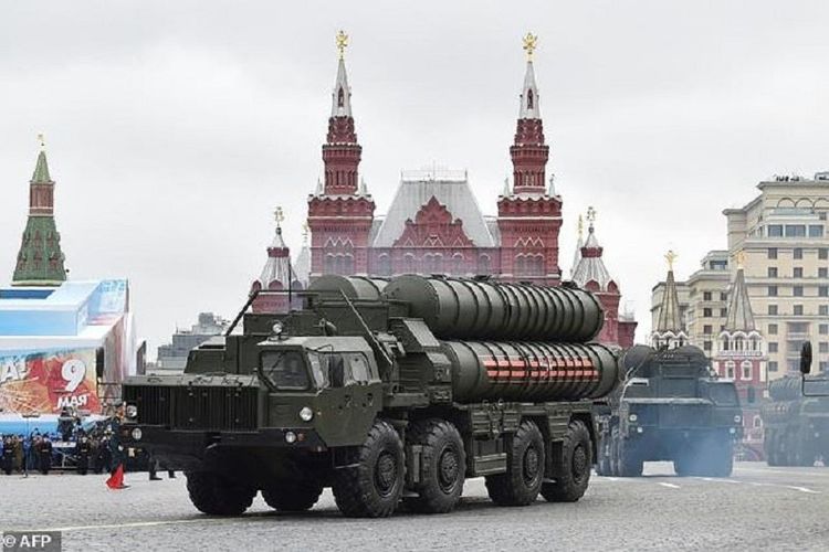 Sistem pertahanan udara S-400 milik Rusia dalam sebuah pawai di Moskwa.