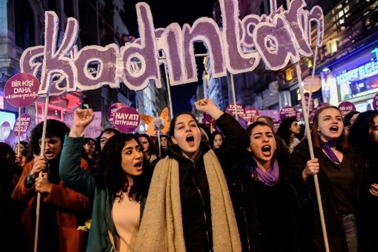 Perempuan mengambil bagian dalam aksi demonstrasi pada Hari Anti-Kekerasan Perempan Sedunia, pada Sabtu (25/11/2017), di Istanbul, Turki. (AFP/Yasin Akgul)
