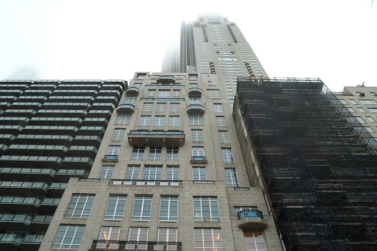 Inilah gedung 220 Central Park South, Manhattan, New York, tempat apartemen termahal di Amerika Serikat berada. 