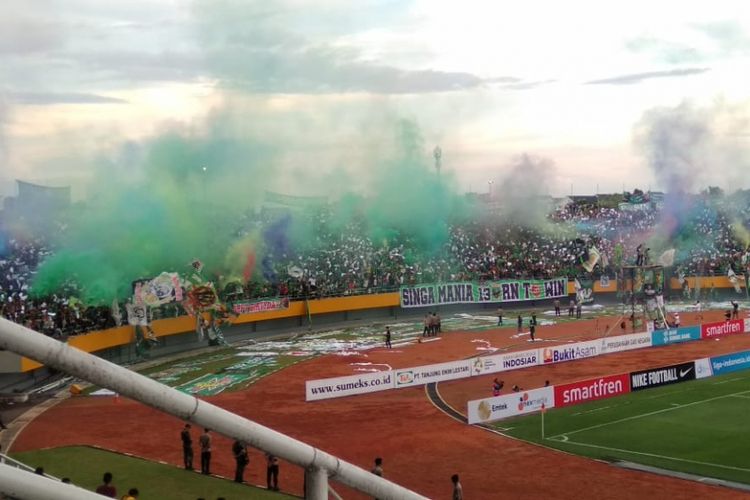 Penggunaan bom asap oleh suporter Sriwijaya FC saat melawan Bhayangkara FC di stadion Jakabaring Sport City Palembang