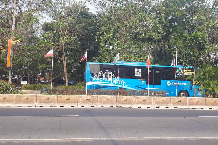 Bendera negara peserta Asian Games menggunakan tiang bambu tampak terpasang di sepanjang Jalan Mayjen Sutoyo, Cawang, Jakarta Timur, Selasa (31/7/2018)