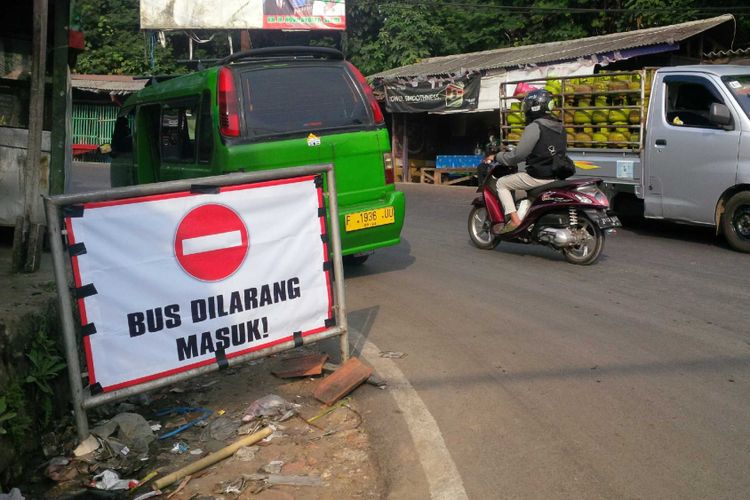 Salah satu rambu bertuliskan Bus Dilarang Masuk dipasang di persimpangan Cikidang, Jalan Raya Sukabumi-Bogor, Kecamatan Cibadak, Sukabumi, Jawa Barat, Jumat (14/8/2018). 
