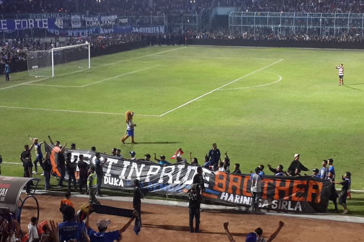 Solidaritas Aremania untuk Haringga Sirila dalam laga amal Arema FC kontra Madura United di Stadion Kanjuruhan, Kabupaten Malang, Sabtu (29/9/2018)