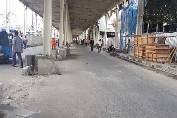 Pembangunan jembatan multi guna atau skybridge Tanah Abang tetap dilakukan walaupun Jalan Jatibaru Raya telah dibuka kembali untuk kendaraan umum dan pribadi, Kamis (18/8/2018).