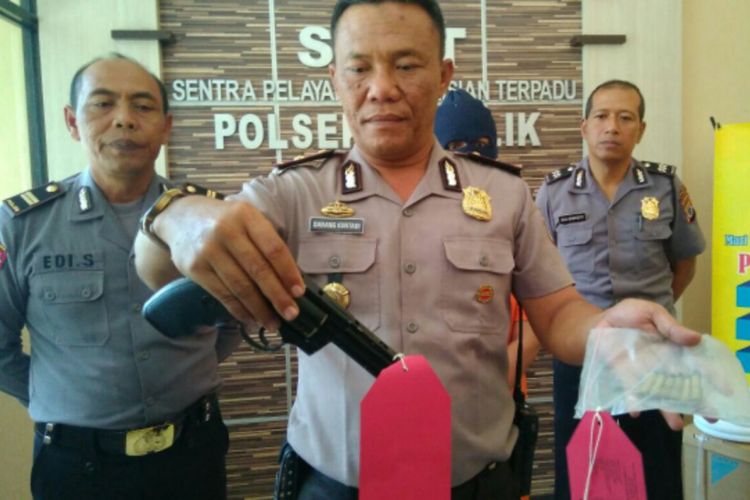 Kapolsek Ngaglik Kompol Danang Kuntadi saat menunjukan barang bukti berupa pistol mainan dan enam butir peluru asli