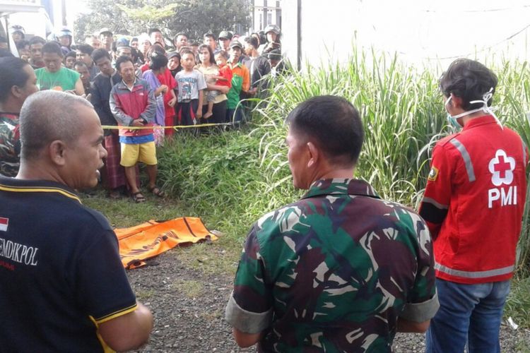 Sejumlah petugas sedang mengevakuasi jasad seorang wanita tanpa identitas yang ditemukan di area Perumahan Cibinong Griya Asri, Kecamatan Cibinong, Kabupaten Bogor, Minggu (18/3/2018). 