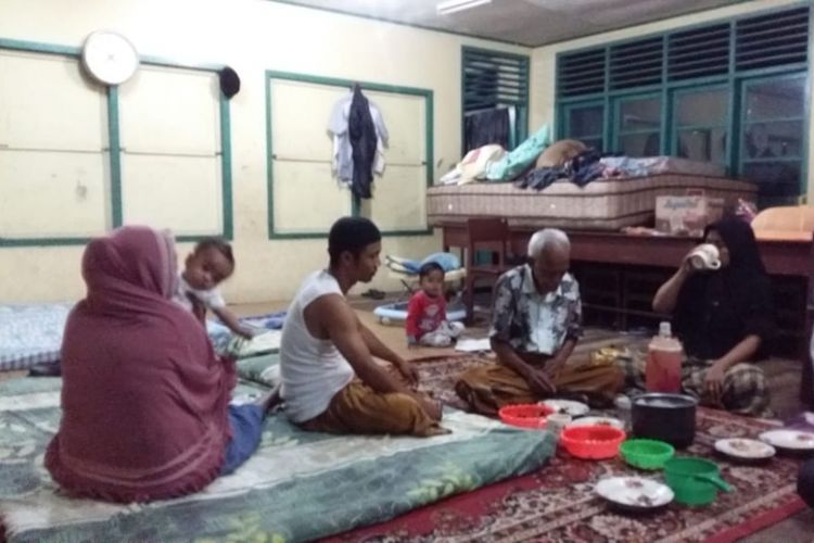 Korban banjir di Desa Penyasawan, Kecamatan Kampar, Kabupaten Kampar, Riau, mengungsi di TK Aisyiyah yang berada di pinggir jalan lintas Riau-Sumbar, Jumat (14/12/2018).