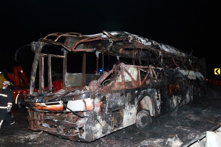 Foto diambil pada 15 Juli 2017 ini menunjukkan sebuah bus yang terbakar setelah terbalik di ruas jalan yang menghubungkan Quito dan La Mana di Santo Domingo, Ecuador.