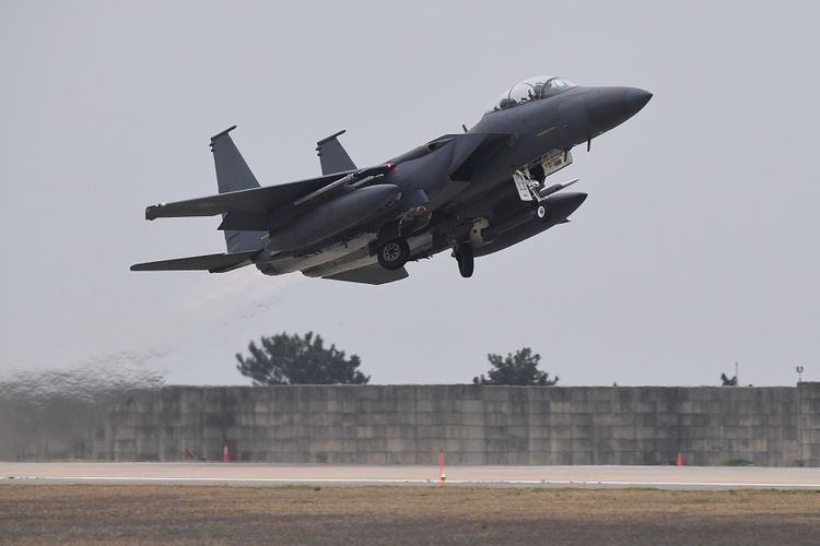 Jet tempur F-15K milik Angkatan Udara Korea Selatan.