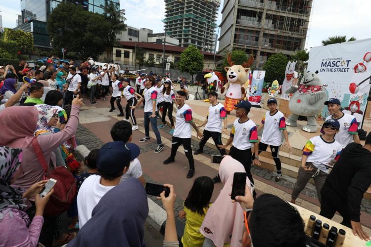 Sosialisasi Asian Games 2018 melalui kegiatan Mascot Asian Games on The Street di Jakarta beberapa waktu lalu.