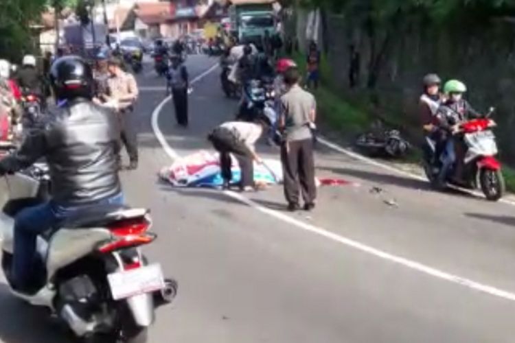 Polisi melakukan olah TKP kecelakaan lalu lintas melibatkan motor dengan truk batu bara di Jalan Raya Bandung-Sumedang, Senin (21/1/2019). Foto screenshoot video/AAM AMINULLAH