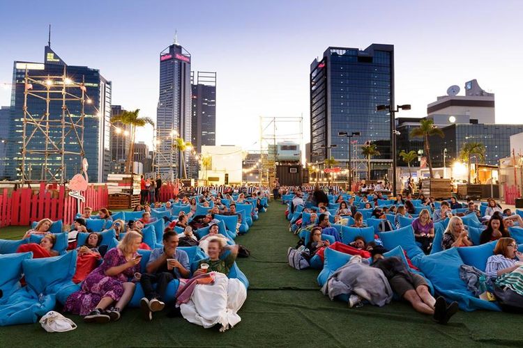 Beratapkan langit dan dikelilingi gedung tinggi, Rooftop Movies hadir menemani warga dan wisatawan yang berkunjung ke Perth pada musim panas.