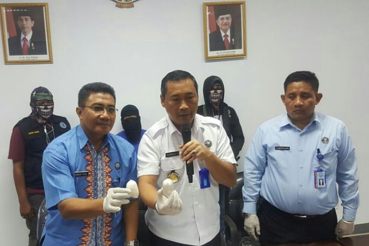 Kepala BNNP Sultra  Brigjen Pol Bambang Priambdha baju kemeja putih menunjukkan 2 paket sabu yang dibawa siswi SMKN Gowa, Sulsel.