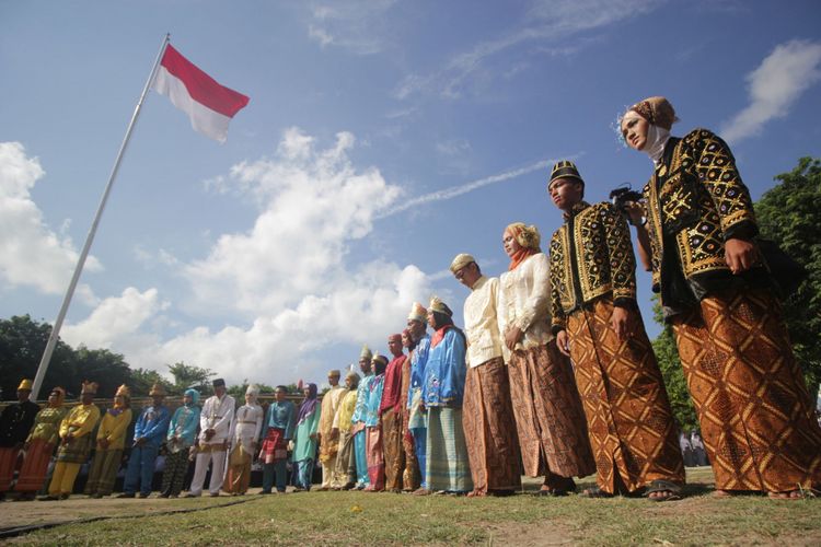 Sejumlah pemuda memakai pakaian adat saat mengikuti upacara bendera di Pulau Bawean, Gresik, Jawa Timur, Sabtu (28/10/2017). Upacara dengan pakaian adat tersebut dalam rangka memperingati Hari Sumpah Pemuda.