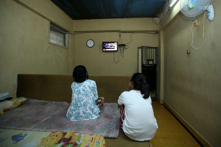 Tahanan menonton televisi di ruang tahanan rutan Markas Kepolisian Daerah Metro Jaya, Jakarta, Rabu (14/2/2018). Kondisi rutan terbesar di Indonesia ini memiliki fasilitas yang cukup nyaman bagi para tahanan.
