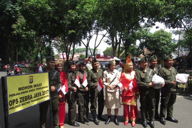 Petugas kepolisian Polres Metro Tangerang mengenakan baju seragam tentara kemerdekaan