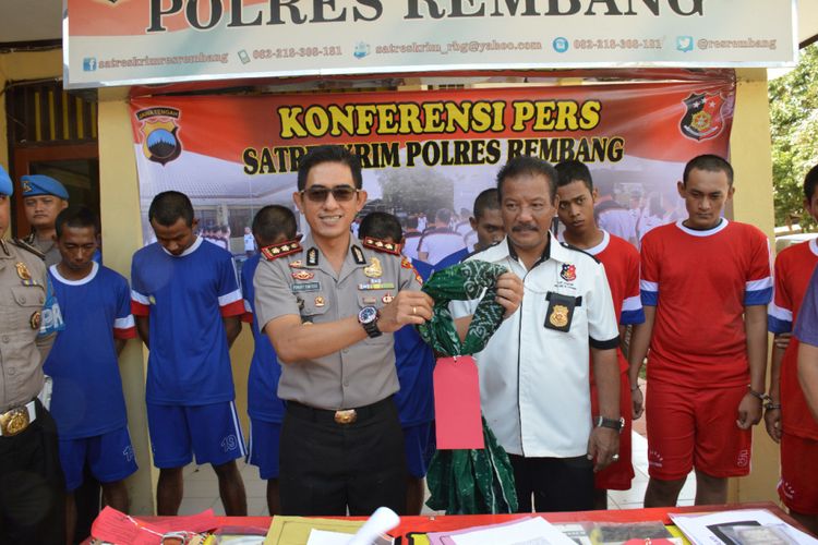 Kapolres Rembang, AKBP Pungky Bhuana Santosa, Jawa Tengah menunjukkan sarung yang digunakan korban untuk gantung diri saat gelar perkara di Mapolres Rembang, Selasa (22/5/2018).‎