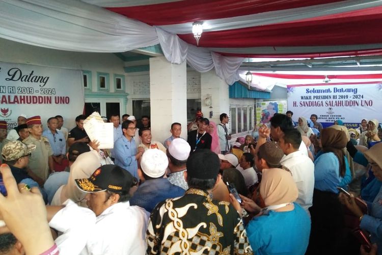 Calon wakil presiden nomor urut 02 Sandiaga Uno saat menemui para pendukungnya di sekber crisis center Prabowo-Sandi di Jalan Gunung Bawakaraeng, Makassar, Sulawesi Selatan, Kamis (16/5/2019) sore tadi. (Kompas.com/HIMAWAN )