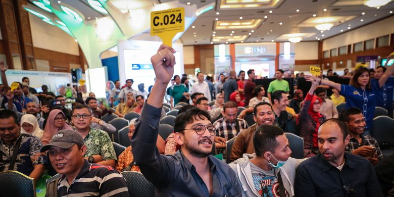 Calon peserta lelang saat mengikuti lelang mobil sitaan KPK hasil tindak pidana korupsi di Jakarta Convention Center, Jakarta, Jumat (22/9/2017). Komisi Pemberantasan Korupsi ( KPK) melelang sebanyak 22 barang sitaan milik terpidana korupsi.