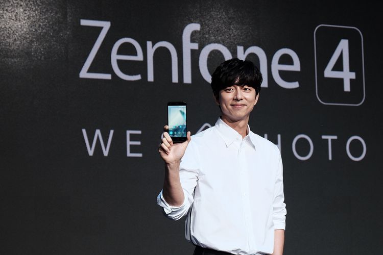 Brand Ambassador Asus, Gong Yoo menunjukkan Asus Zenfone 4
