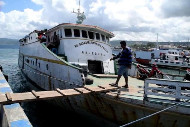Syahbandar Pelabuhan Murhum Kota Baubau Sulawesi Tenggara, mengeluarkan larangan berlayar bagi kapal penumpang dengan tujuan Kabupaten Wakatobi. Larangan ini disebabkan, akibat tingginya gelombang laut diantara selat Baubau dan Wakatobi dengan ketinggian ombak  mencapai 2-4 meter. 