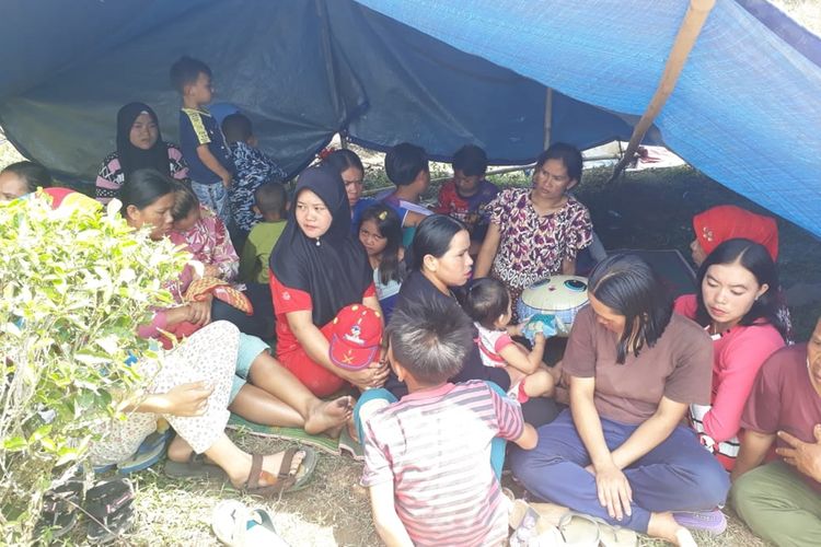 Sejumlah warga yang terdampak gempa di Bogor terpaksa Mengungsi di tenda yang didirikan BPBD dan Kepolisian di Desa Malasari, Kecamatan Nanggung, Kabupaten Bogor, Jawa Barat, Sabtu (24/8/2019).