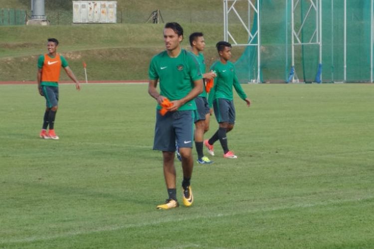 Penyerang timnas U-22 Indonesia, Ezra Walian selepas sesi latihan skuat Garuda Muda di Stadion UKM, Bangi, Selangor, Senin (14/8/2017).