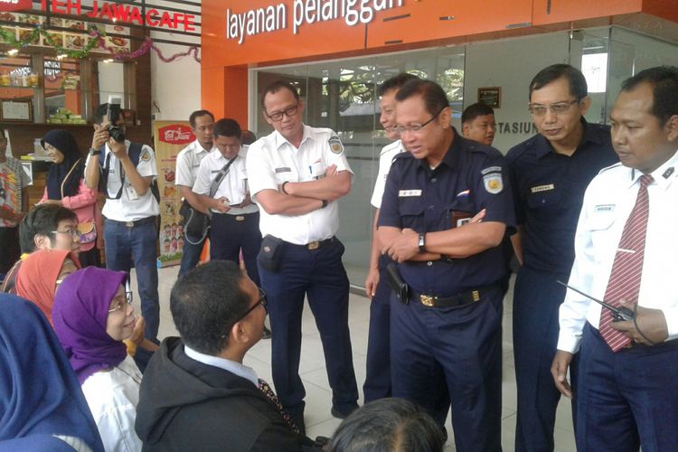 Direktur Utama PT KAI Edi Sukmoro berbincang dengan calon penumpang di Stasiun Solo Balapan Solo, Jawa Tengah, Rabu (11/4/2018).