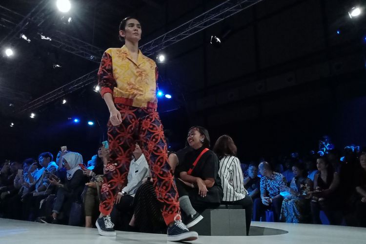 Koleksi kolaborasi kolaborasi Alleira Batik dan Rama Dauhan yang ditampilkan pada Plaza Indonesian Fashion Week 2018, Jumat (23/3/2010).