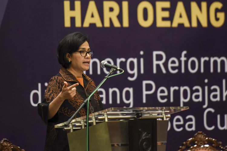 Menteri Keuangan Sri Mulyani menjadi pembicara utama dalam seminar di Kementerian Keuangan, Jakarta, Rabu (25/10). Seminar yang diselenggarakan dalam rangka peringatan Hari Oeang ke-71 itu mengusung tema Sinergi Reformasi Perpajakan dan Bea Cukai. ANTARA FOTO/Hafidz Mubarak A/ama/17