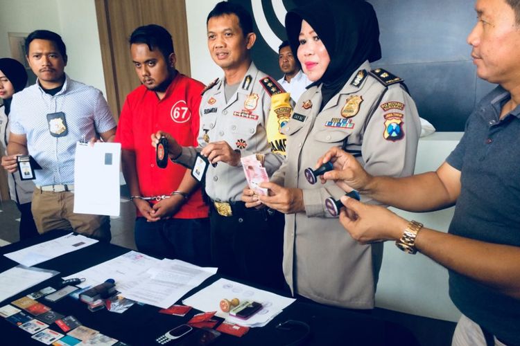 Pegawai Setneg gadungan di Surabaya diamankan polisi.