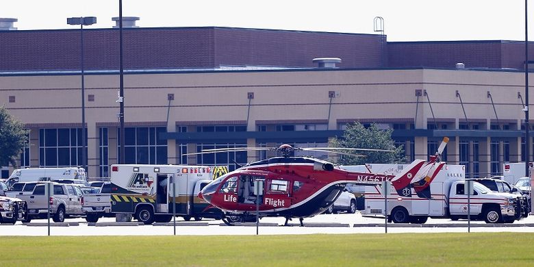 Paramedis berjaga di halaman parkir SMA Santa Fe, Texas, Amerika Serikat, Jumat pagi (18/5/2018) waktu setempat. Dilaporkan terdapat 10 orang tewas dalam insiden tersebut.