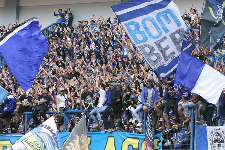 Bobotoh Persib saat menyaksikan salah satu pertandingan Persib Bandung pada Liga 1 2019, di Stadion Gelora Bandung Lautan Api (GBLA) Kota Bandung. (KOMPAS.com/SEPTIAN NUGRAHA)