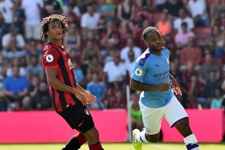 Pemain sayap Manchester City, Raheem Sterling (kanan), berselebrasi seusai mencetak gol kedua timnya ke gawang Bournemouth, di Stadion Dean Court, Minggu (25/8/2019). 