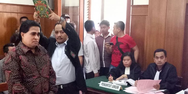 Dimas Kanjeng Disumpah sebelum bersaksi di Pengadilan Negeri Surabaya, Rabu (15/3/2017)