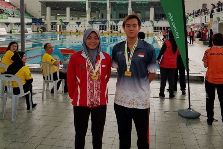 Dua atlet renang pelajar Indonesia, Adinda Larasati Dewi dan Atalarik Maulidio