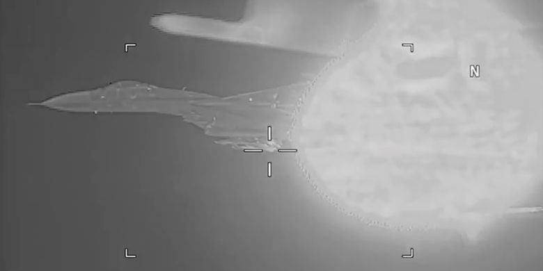 Dalam rekaman video, terlihat jet tempur Rusia Sukhoi Su-27 melewati pesawat pengintai Amerika Serikat EP-3 di Laut Hitam.