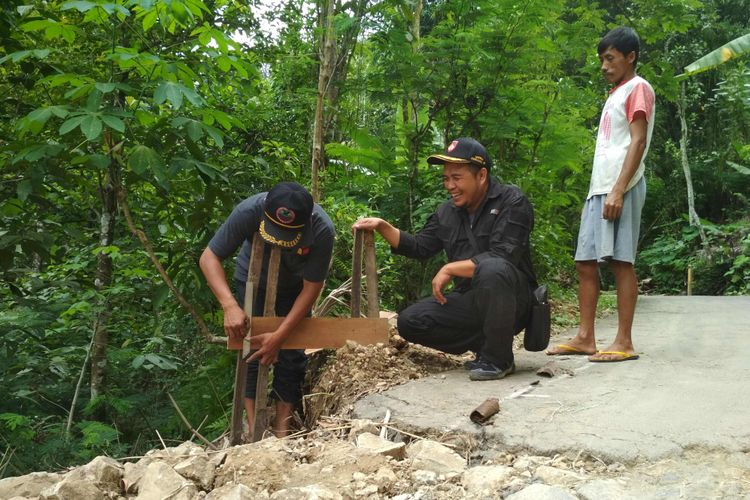 Warga Desa Ngargoretno, Kecamatan Salaman, Kabupaten Magelang, Jawa Tengah, memasang alat sederhana bernama Boplang untuk mengantisipasi datangnya bencena tanah longsor.