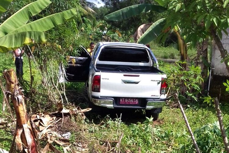 Foto  Budi. Mobil double cap milik Kepala Dinas Pendidikan Kabupaten Nunukan Jaya Martom yang tiba tiba nyelonong ke kebun singkong warga.. Pengemudi diduga mendapat seranagn jantung mendadak ketika mengemudikan mmobilnya tersebut.  