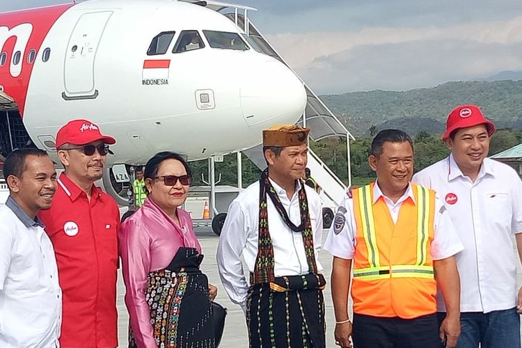 Bupati Manggarai Barat, Agustinus Ch Dula didampingi Wakil Bupati Manggarai Barat, Maria Geong menyambut penerbangan perdana AirAsia di Bandara Komodo, Kamis (1/8/2019).