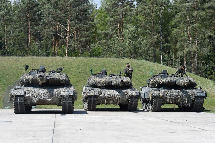 Tank Leopard adalan militer Jerman saat dipamerkan dalam latihan di Grafenwoehr, Jerman selatan, pada Mei 2016.