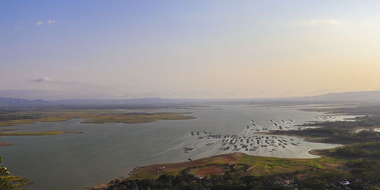 Panorama Waduk Gajah Mungkur yang terbentang luas dapat disaksikan dari Watu Cenik.