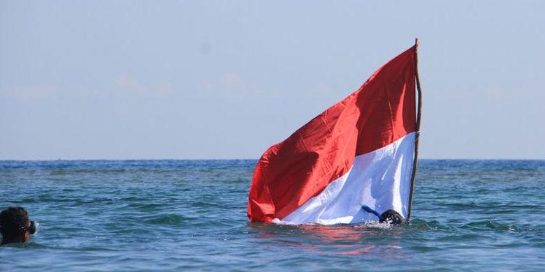 Upacara bendera menyambut HUT ke-74 RI di Teluk Maumere, Kabupaten Sikka, Flores, Nusa Tenggara Timur, Sabtu (16/8/2019).