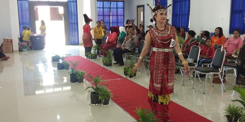 Lomba peragaan busana adat NTT digelar di aula BPJN X Kupang, Sabtu (27/4/2019).