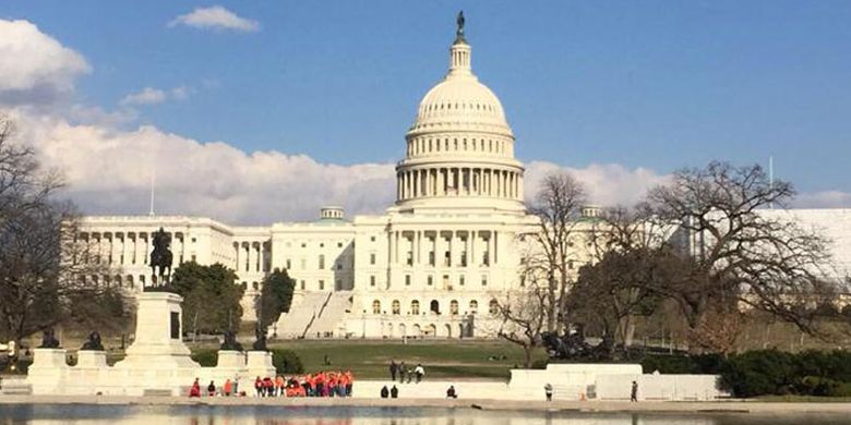 US Capitol di Washington DC merupakan rumahnya anggota Congress (Senate & House of Representative). Terletak di bukit Capitol di ujung timur National Mall.